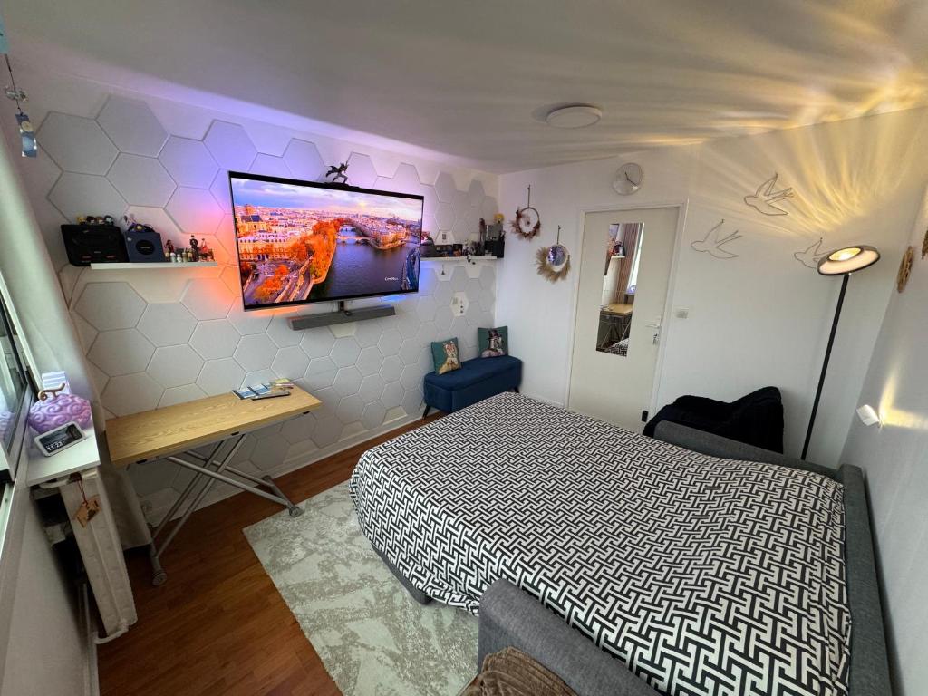 Guest room in a shared apartment - Metro 7 and Tramway T3a - 4