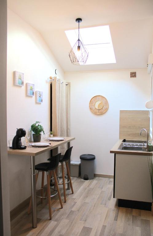 Studio with bedroom near train station - 2