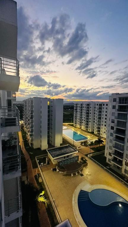 Apto con balcón con vista verde y 4 piscinas - 5