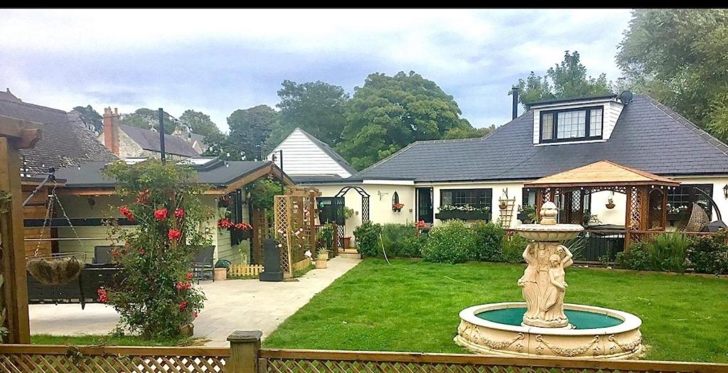 Detached property, beams, hot tub large garden photo 8