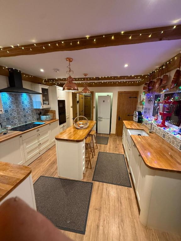 Detached property, beams, hot tub large garden - photo 4