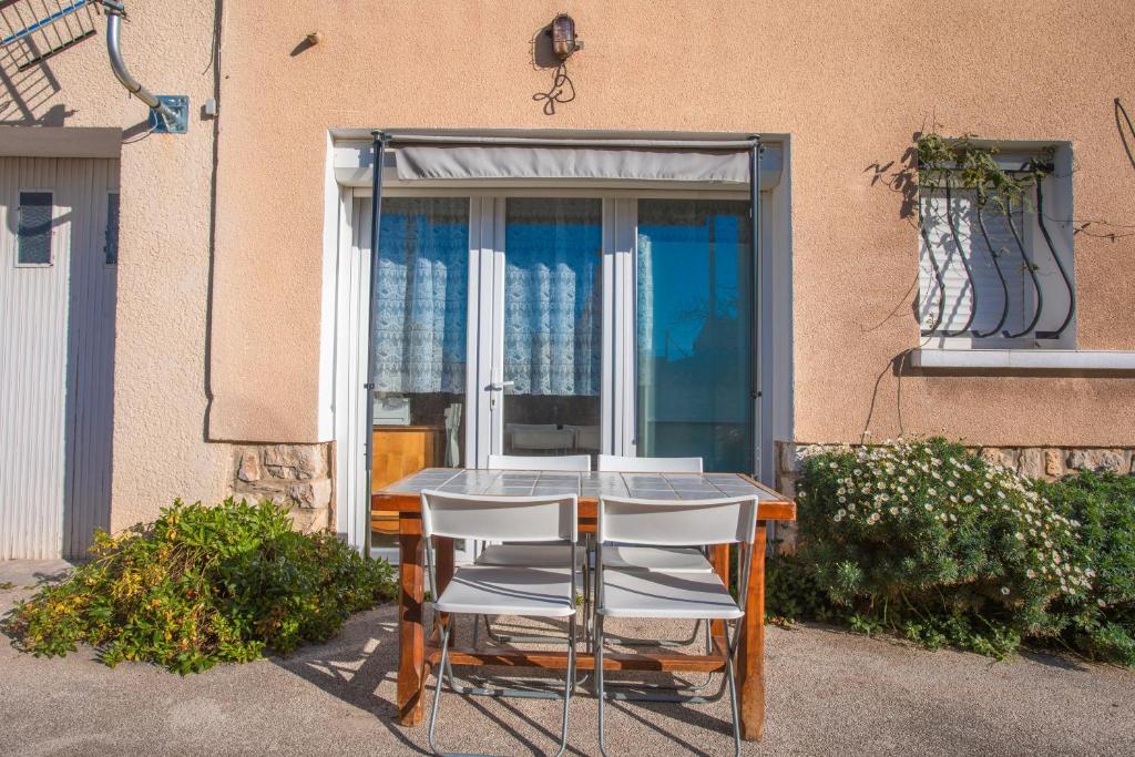 Studio climatisé proche parking gratuit, commerces et plages - 3