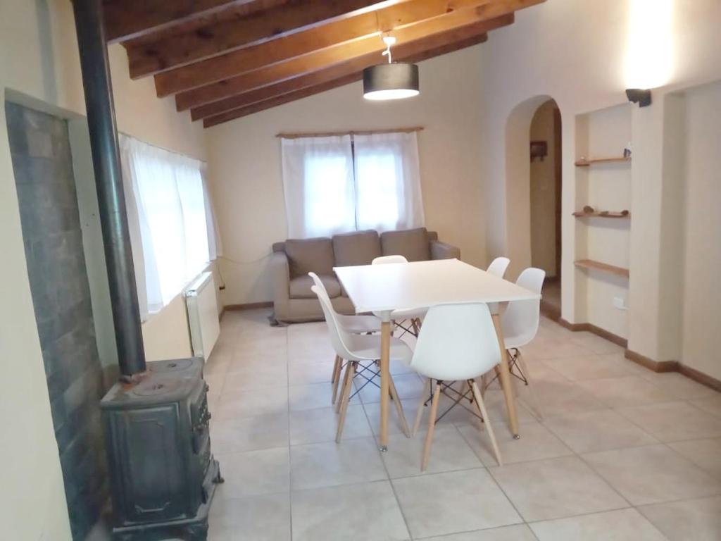 Hermosa casa con patio a una cuadra del lago - 3