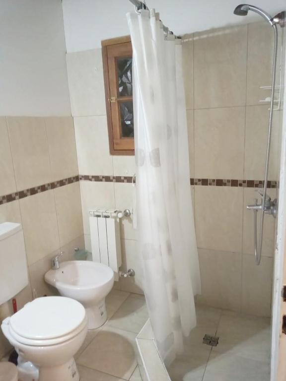 Hermosa casa con patio a una cuadra del lago - 4