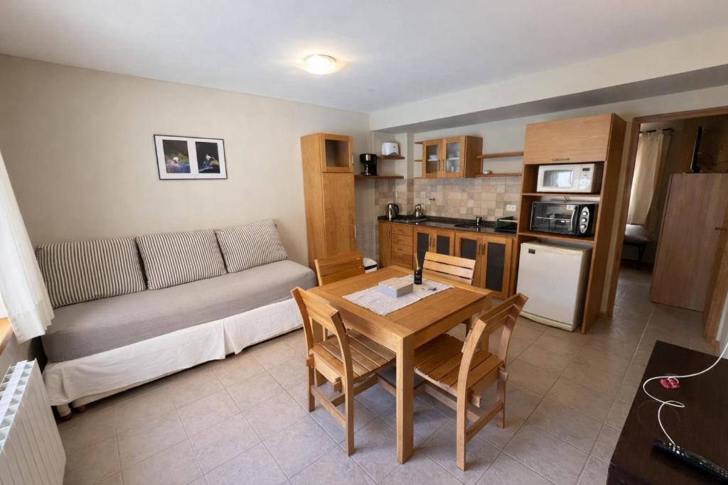 Departamento en pleno centro, con Pileta y parking - 2