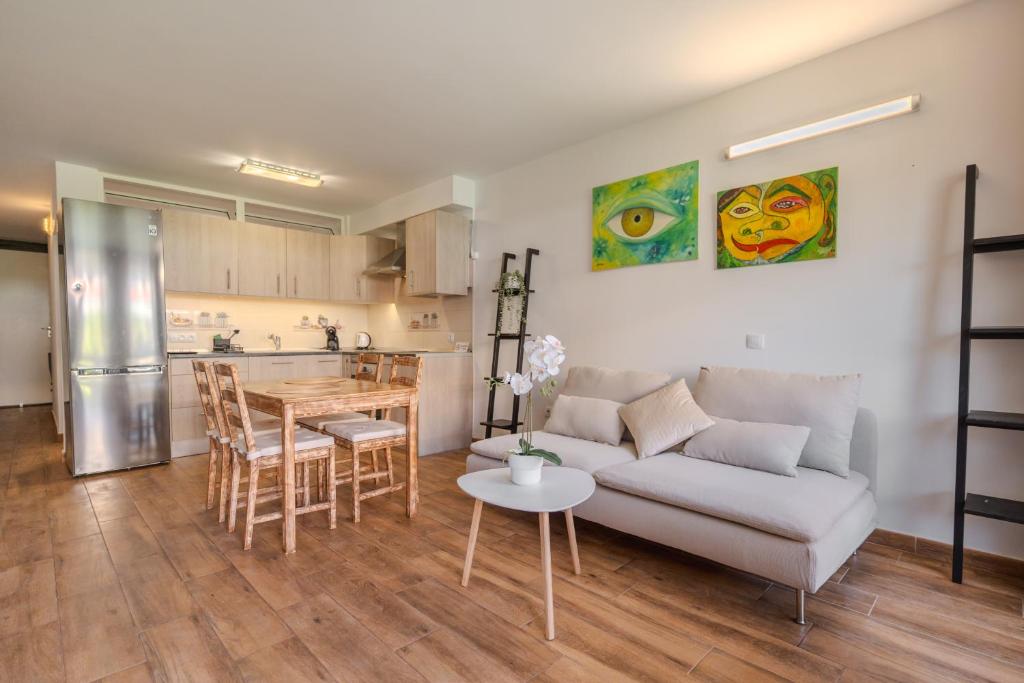 Sunny Studio with Pool & Terrace & WIFI - 3