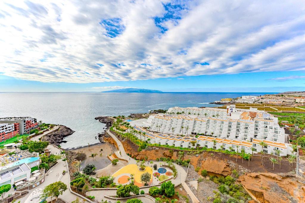 Elegant Beachfront Studio with Balcony & Ocean View in Playa Paraíso - 2