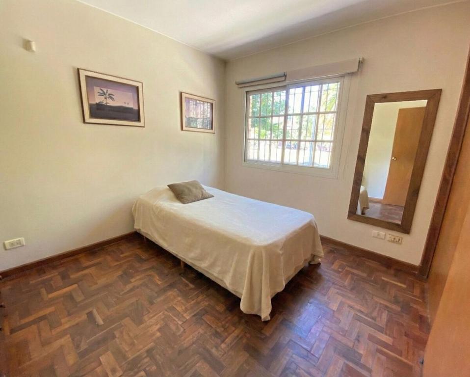 Casa con jardín, quincho y piscina privada - 2