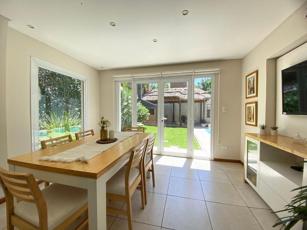 Casa con jardín, quincho y piscina privada - 3