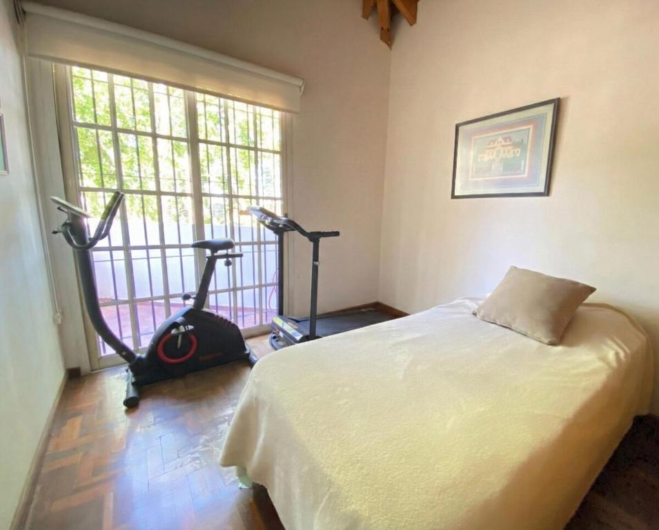 Casa con jardín, quincho y piscina privada - 4