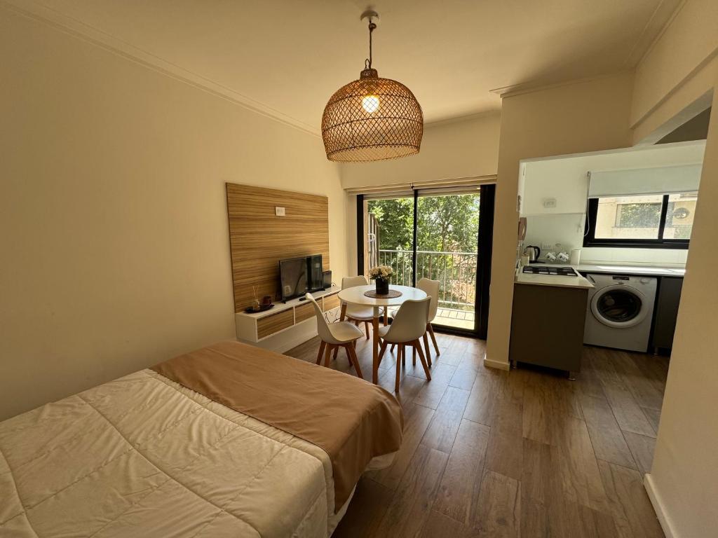 Studio reciclado - Balcon a la calle - 1
