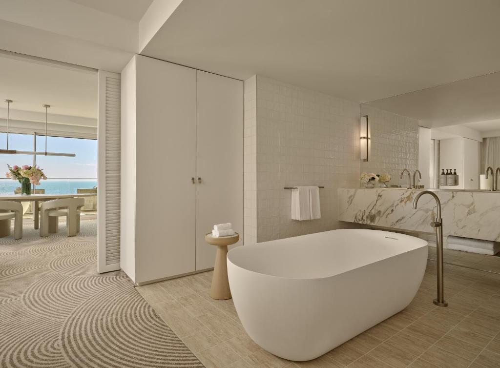 インターコンチネンタル シドニー クージー ビーチ (InterContinental Sydney Coogee Beach) バスルーム（客室）