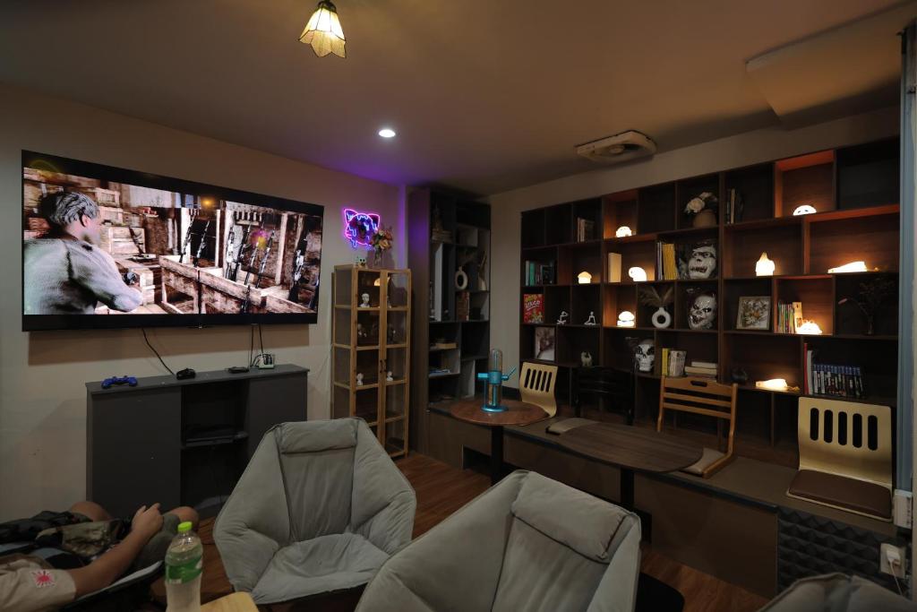 Shared lounge/TV area