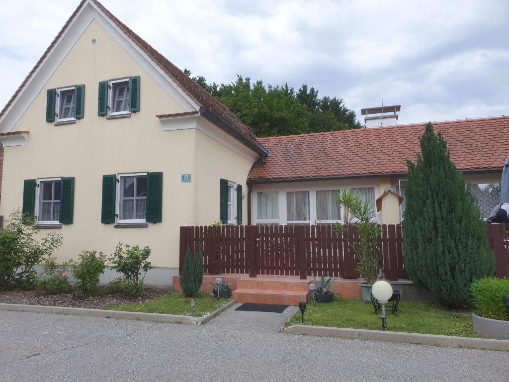 Holiday Home Sonniges Ferienhaus in Wagerberg by Interhome - 1