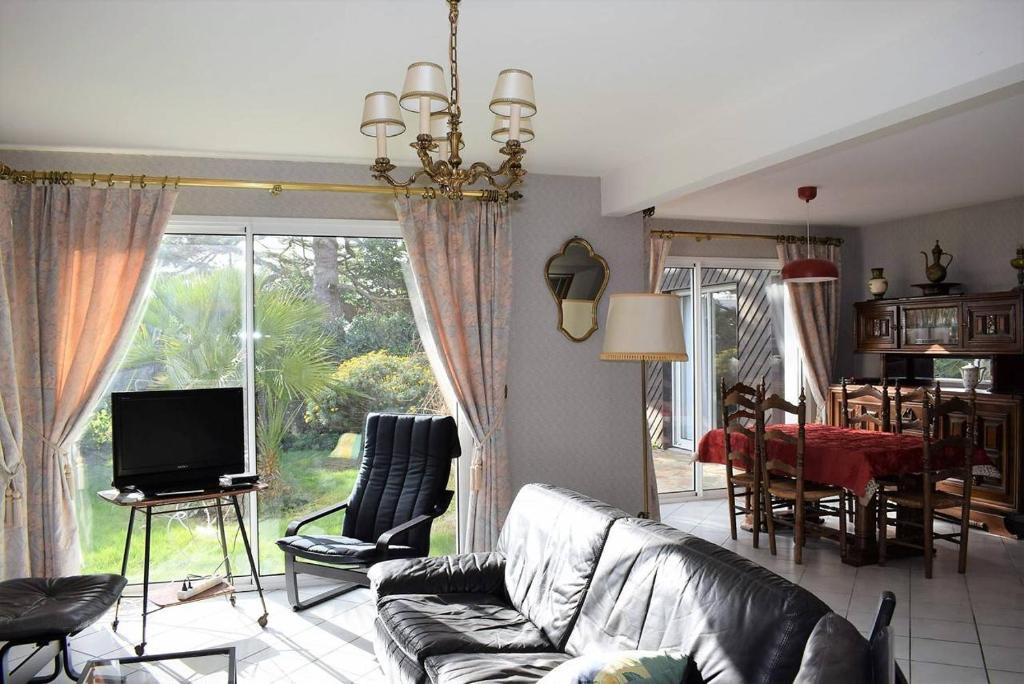 Villa avec jardin dans un quartier calme au centre de Perros-Guirec - Réf 934 - 2