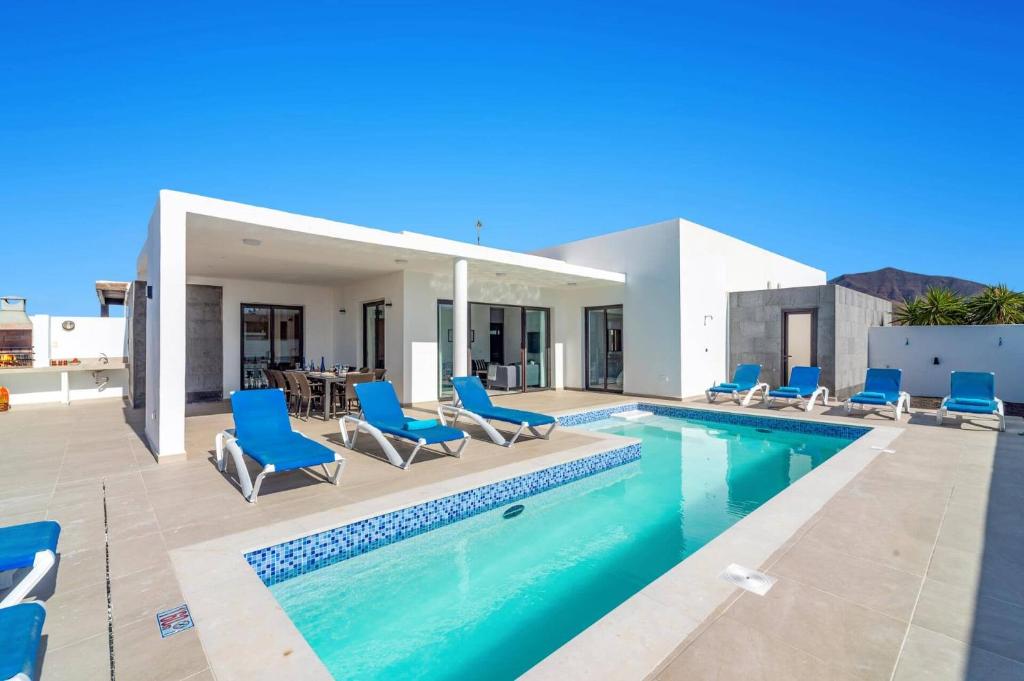 Villa Aurora by Villa Plus - 1