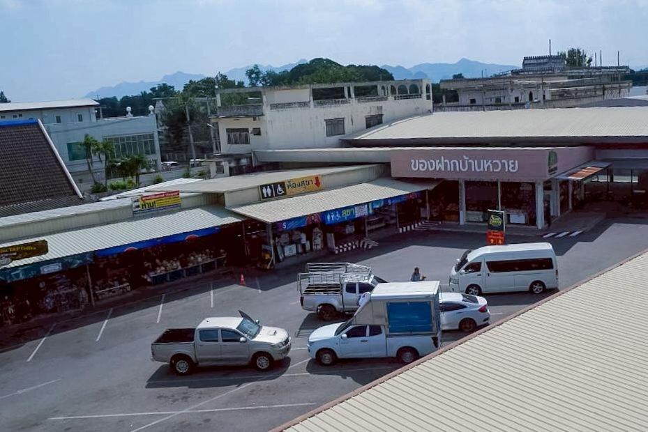 สภาพแวดล้อมโดยรอบ