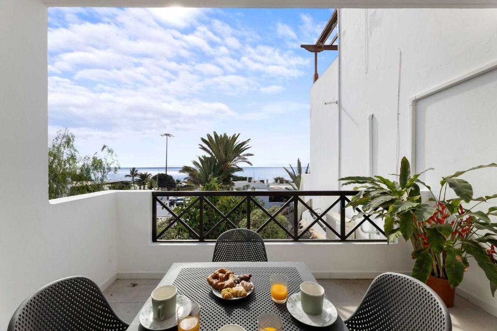 Tabaybas 7 Beachfront Pool Sea Views by Bayside - 2