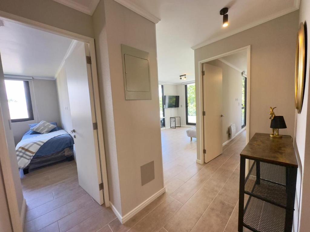 Pucón CENTRO, a pasos del Casino ENJOY, VISTA al VOLCÁN, Departamento NUEVO, Aire Acondicionado, Camas y Plumones ROSEN, 2 Dorm, 2 Baños, 1 Estacionamiento Subterráneo, Terraza, Wifi Alta Velocidad, Ascensor, a pasos de la PLAYA y el LAGO - 4