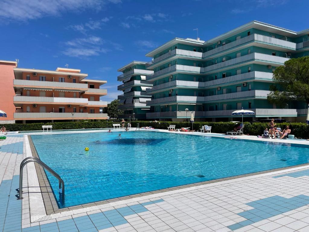 Comfy studio with pool access - 5