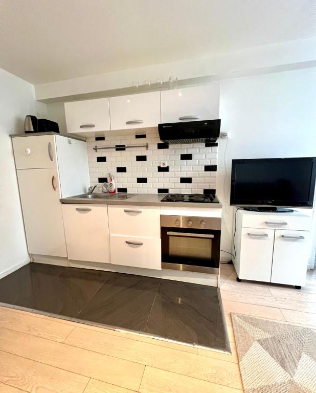 Bright 1 bedroom first floor near Republique Paris 10 - 2