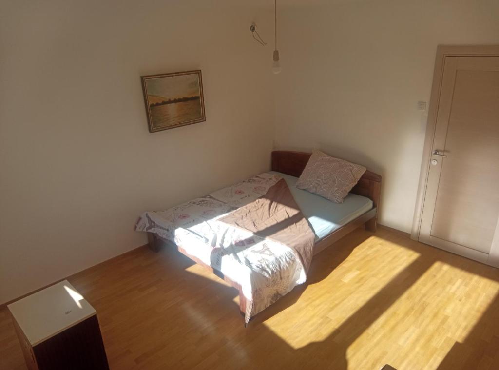 Three bed room appartman below Kings Palace - 1