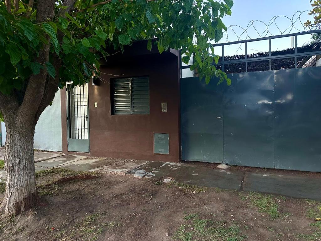 Casa con pileta y quincho - 2