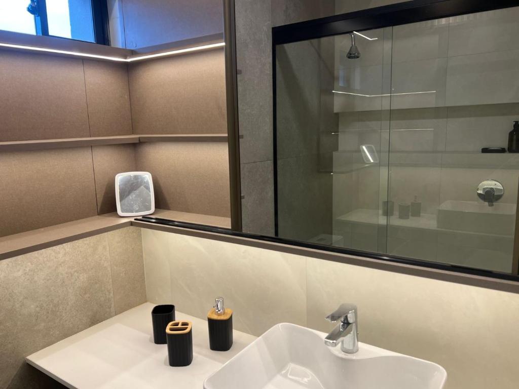 Modern One-bedroom Apartment - 5