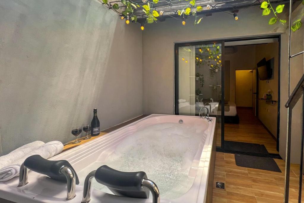 202 Romantic loft with jacuzzi - 2