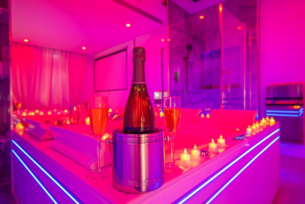 24h du Mans, Jacuzzi Privatif, Lit XXL, Sofa Tantra, Jardin - 4