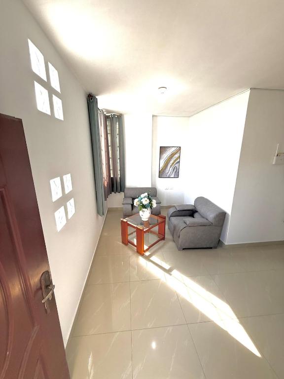 Amplio departamento 2 habitaciones 1er piso Amoblado Manta - 1