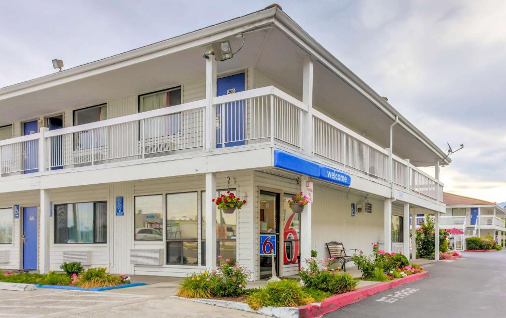 Motel 6-Medford, OR - North photo