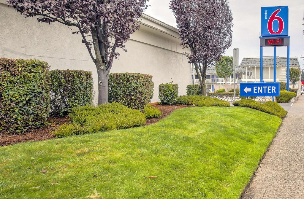 Motel 6-Coos Bay, OR photo