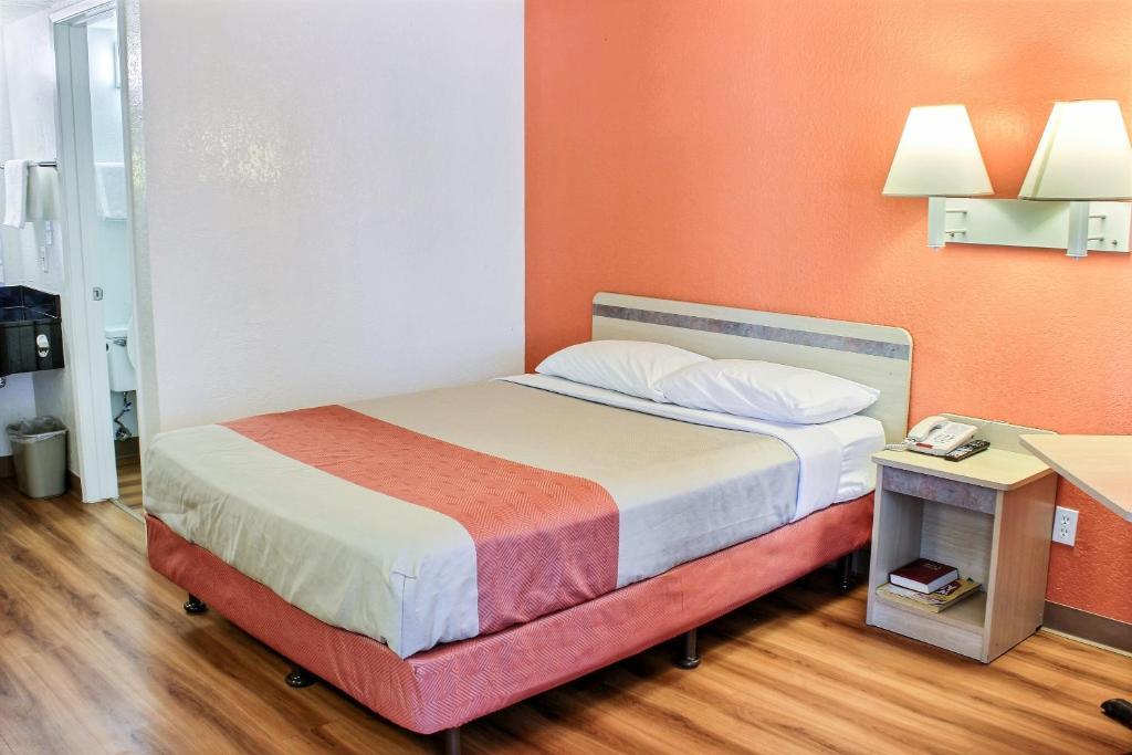 Motel 6-Coalinga, CA - East photo