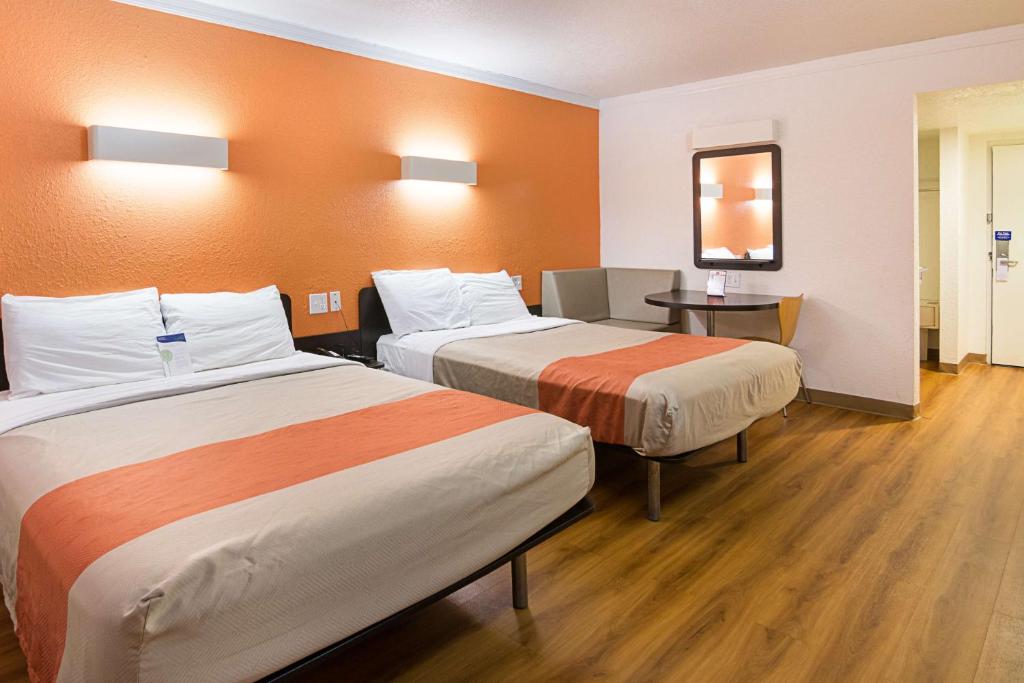 Motel 6 - Tampa Fairgrounds Photo 43