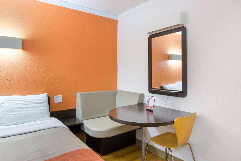 Motel 6 - Tampa Fairgrounds Photo 46