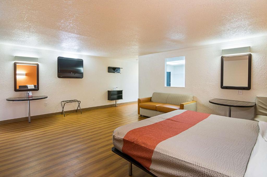 Motel 6 - Tampa Fairgrounds Photo 47