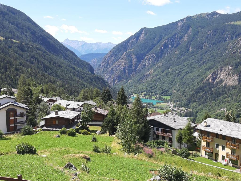 Charming Alpine Two Bedroom Apartment Near Ski Slopes With Parking - 3