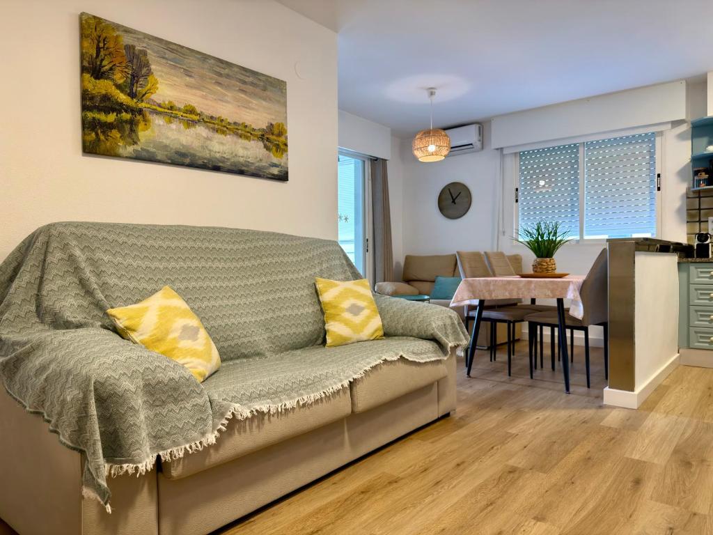 Modern apartment on the beach with pool - 4