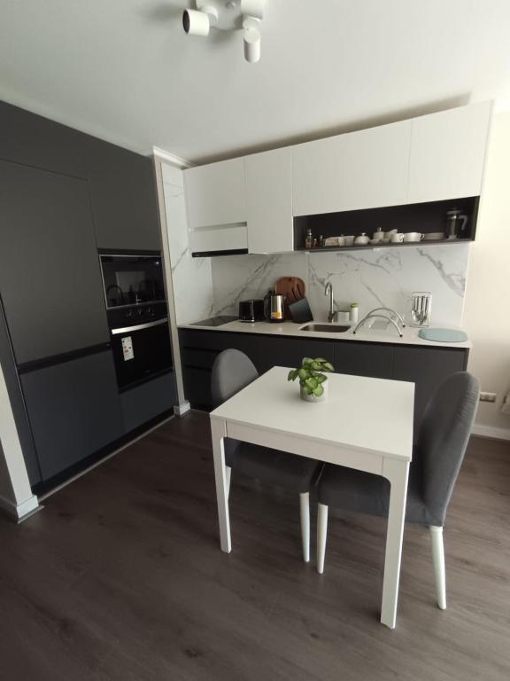 Moderno departamento en Ñuñoa con cama King, internet rápido y piscina - 3
