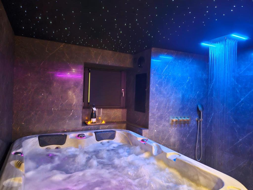 Suite romantique avec jaccuzzi - proche des lacs - La secrète room - 5