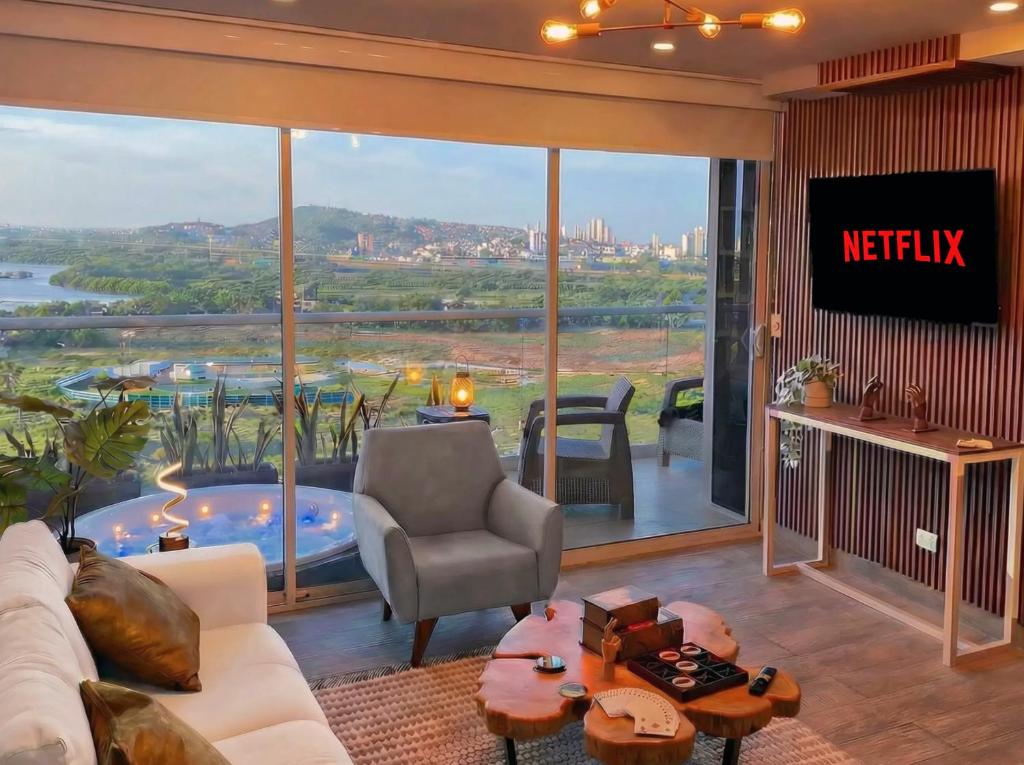 Dominique Luxury - 1 BR - Private Jacuzzi - 13th Floor - 3