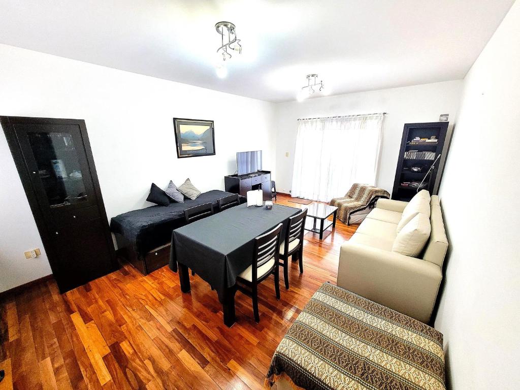 Centrico y muy completo departamento - 2