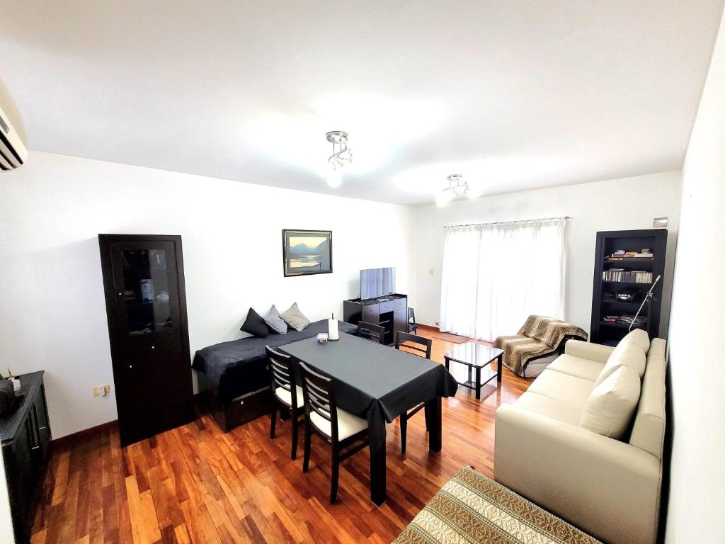 Centrico y muy completo departamento - 1