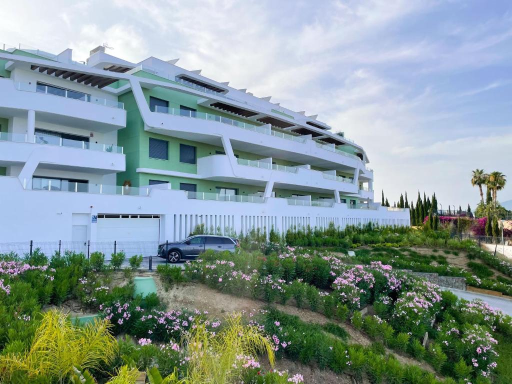 2 Bed Luxury Apartment - Sea views, Parking, Spa, 5 min to Beach next to Calanova Golf - 5