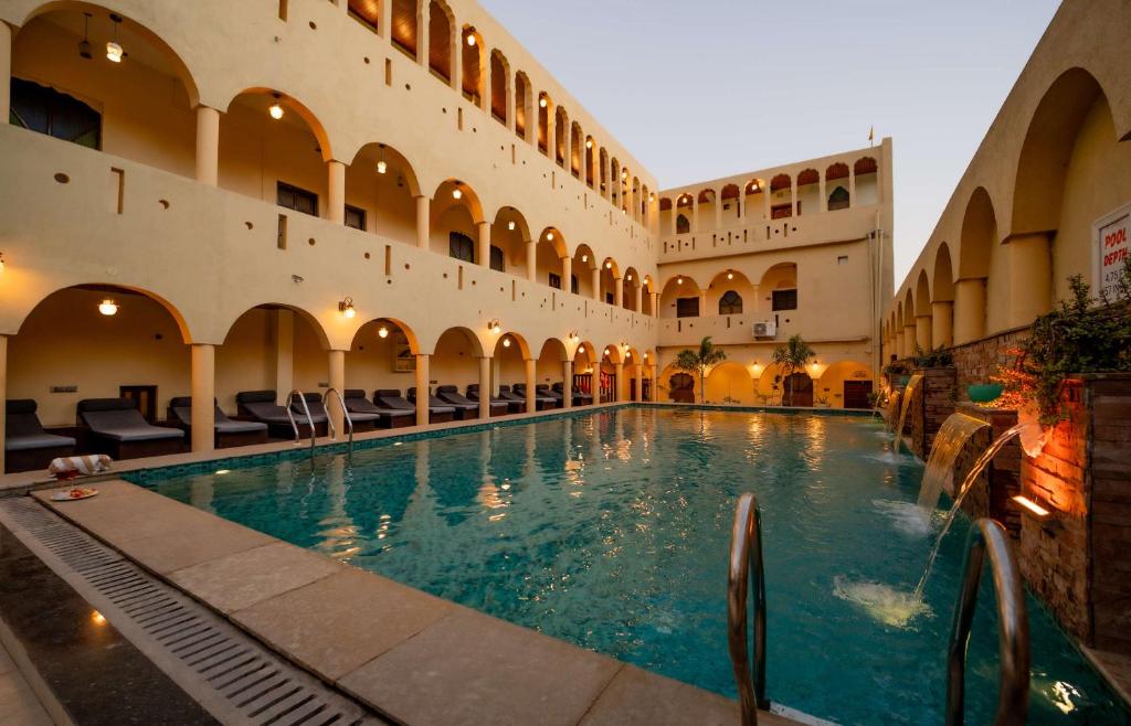 The Shahi Palace Mandawa, A Heritage Boutique Haveli スイミングプール