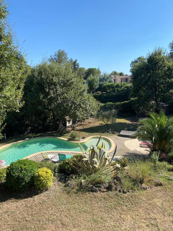 Grand studio 30 m2 dans villa avec piscine proche de Valbonne - 3