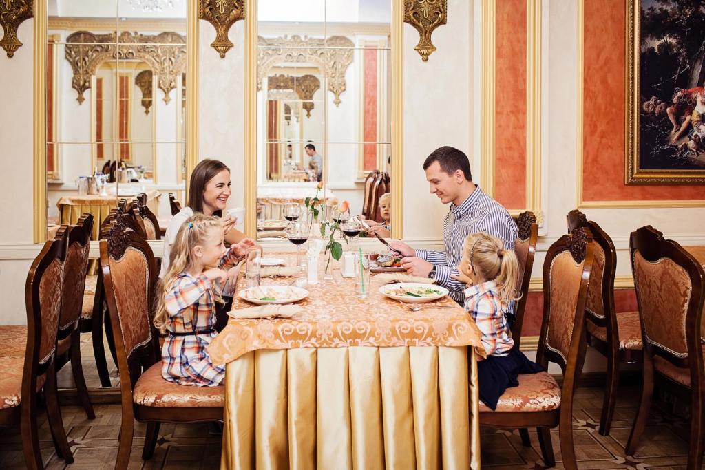 Hotel Versailles photo