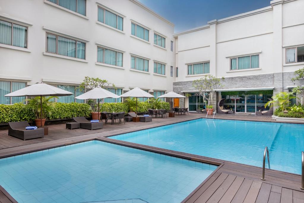 Swimming pool