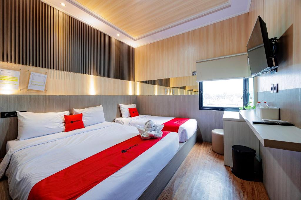 レッドドアーズ ニア エグジット トール サークイット セントゥール (RedDoorz near Exit Toll Sirkuit Sentul)